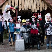 ▲	Kolędnicy to uczniowie klas I–III szkoły podstawowej prowadzonej metodą Montessori w Elblągu.