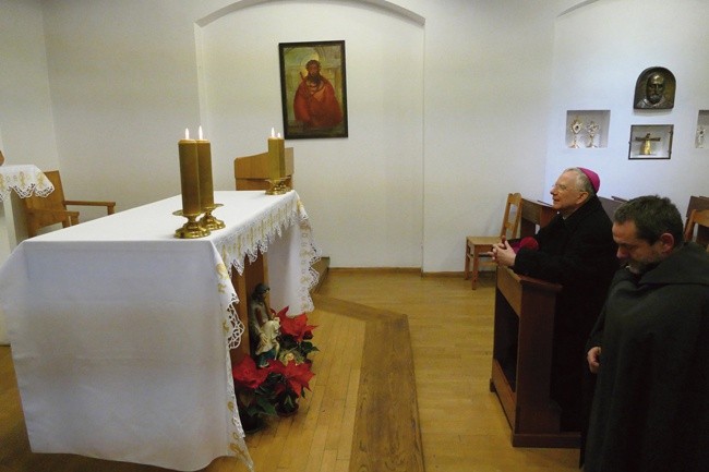 Po Eucharystii arcybiskup modlił się w kaplicy śmierci świętego.