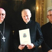 ▲	W uroczystym podziękowaniu za służbę diecezji uczestniczyli abp Stanisław Budzik i bp Mieczysław Cisło.