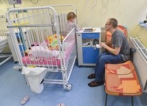 Obecność rodzica przy dziecku, którego choroba wymaga pobytu w szpitalu, pomaga małemu pacjentowi szybciej wrócić do zdrowia.