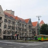 Tramwaj wykoleił się i wjechał w budynek w centrum Poznania