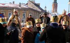 Uczestnicy orszaków otrzymają korony i śpiewniki