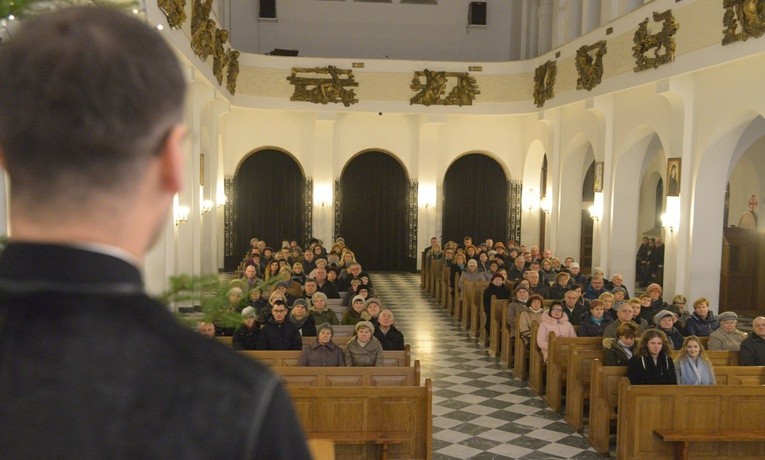 Proboszcz, który powitał przybyłych, jest zadowolony, że katechezy cieszą się dużym zainteresowaniem wiernych