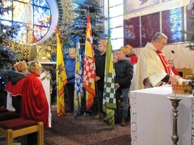 Trzej Królowie podczas Eucharystii zajęli miejsca w prezbiterium