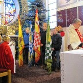 Trzej Królowie podczas Eucharystii zajęli miejsca w prezbiterium