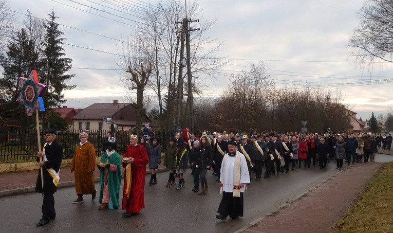 Tak jak w Ewangelii, za gwiazdą poszli trzej królowie