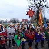 W orszak włączają się zarówno starsi jak i młodsi parafianie