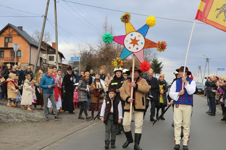 Za gwiazdą szli szukając Zbawiciela, który narodził się w Betlejem