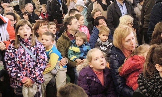 Rodzice ze swoimi gromadkami dzieci wypełnili hałcnowską bazylikę