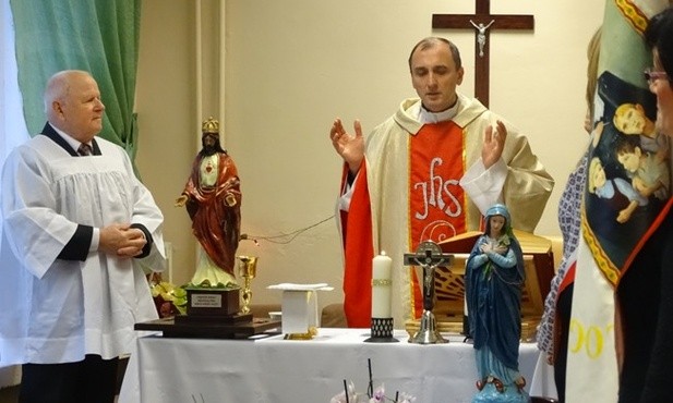  Eucharystię sprawował ks. Andrzej Gozdur, duszpasterz osób niesłyszących