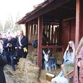 ▲	Bp Henryk Tomasik uczestniczył w radomskim pochodzie.