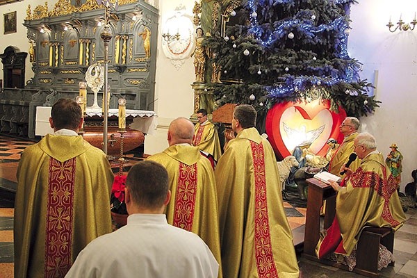 W katedrze łowickiej ostatniego dnia roku 2017 odprawiono Mszę św. i nabożeństwo dziękczynno-pokutno-błagalne.