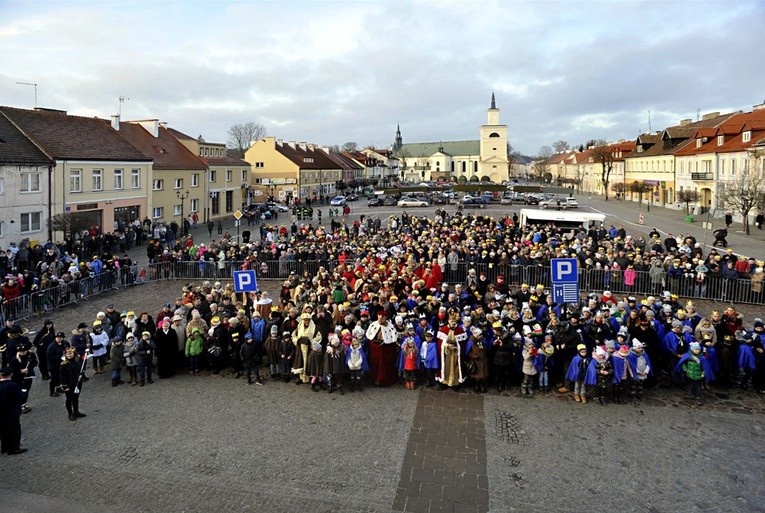 Uczestnicy Orszaku Trzech Króli na pułtuskim rynku