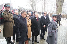 ▲	Prezydent Andrzej Duda wraz z oficjelami w Stróży podczas grudniowej uroczystości inaugurującej 100. rocznicę odzyskania przez Polskę niepodległości.