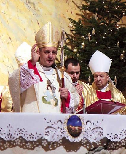 Biskup Roman Pindel  w trakcie dziękczynnej Eucharystii.