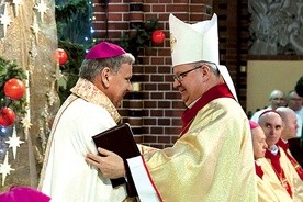 ▲	Gratulacje od biskupa opolskiego Andrzeja Czai.