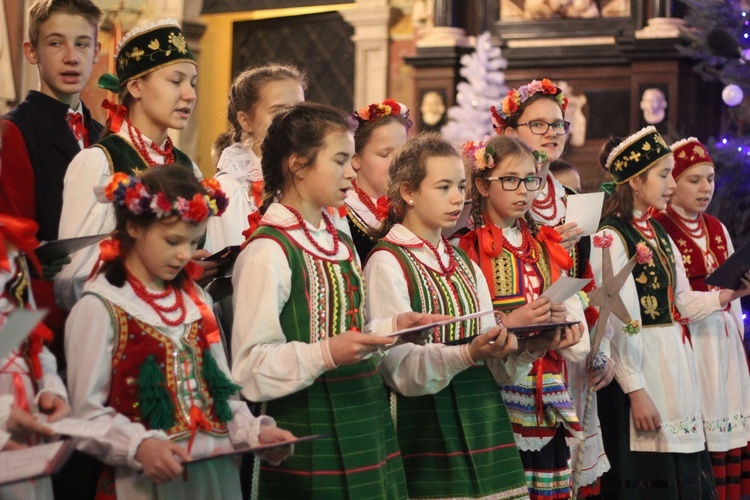 Mali kolędnicy w Płocku