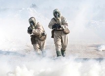 Mocarstwa nie zaniedbują przygotowań do obrony przed  atakami biologicznymi  i chemicznymi.  Na zdjęciu armia rosyjska ćwiczy odparcie ataku chemicznego na Syberii.