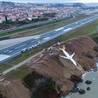 Samolot zjechał z pasa startowego i zawisł na skarpie