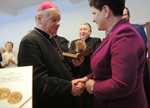 Bp Tadeusz Rakoczy wręcza Beacie Szydło wyróżnienie "Pro Consecratione Mundi"