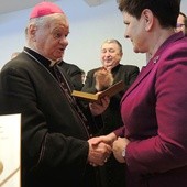 Bp Tadeusz Rakoczy wręcza Beacie Szydło wyróżnienie "Pro Consecratione Mundi"