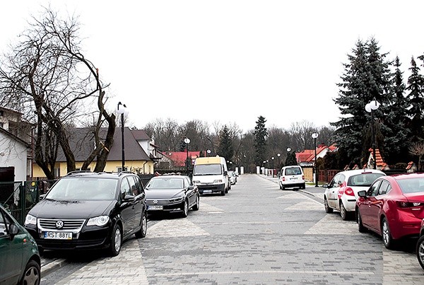 Część Lipowej pokryta została imitacją bruku i otrzymała stylizowane oświetlenie.