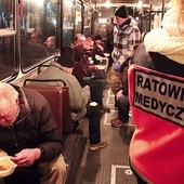 – Bardzo ważny jest ratownik medyczny na pokładzie autobusu, dzięki czemu możemy monitorować stan zdrowia ludzi przebywających na ulicy – tłumaczy Wojciech Bystry.