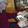 Jerzy Benke, mieszkaniec Biernowa k. Połczyna-Zdroju, przegląda zdjęcia swojej mamy Sabiny Saskiej z okresu II wojny światowej. 