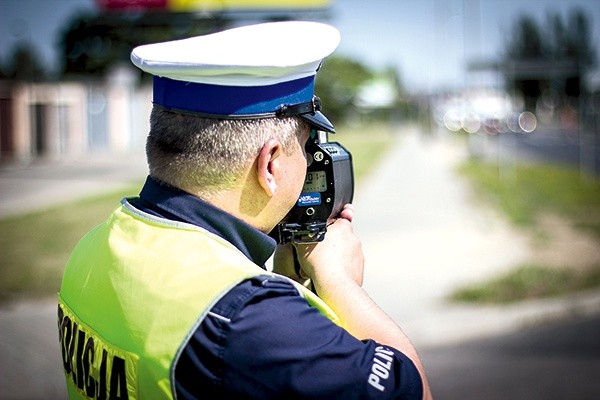 ▲	W 2017 r. wzrosła liczba patroli na drogach regionu,  co przełożyło się na mniejszą liczbę przewinień drogowych.