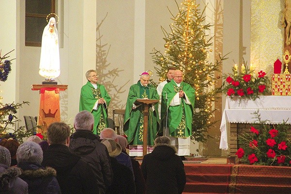 Biskup pomocniczy wygłosił homilię, a później wykład.