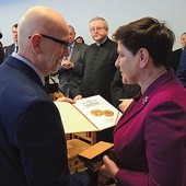 ▲	Senator Andrzej Kamiński, prezes bielsko-żywieckiej Akcji Katolickiej, z byłą premier po wręczeniu wyróżnienia.