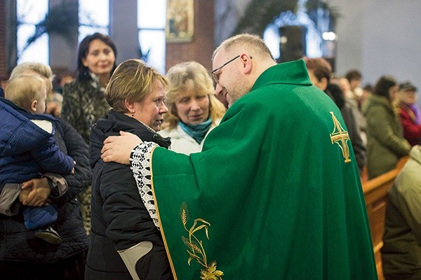 ▲	Ks. Przemysław Sawa z międzynarodowymi gośćmi wspólnoty SECiM.