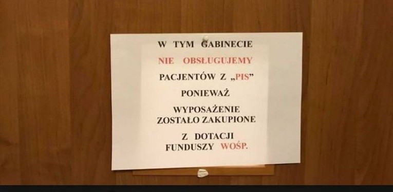 Zwolniony za kartkę o PiS