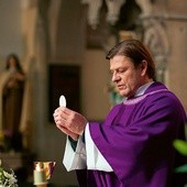 Sean Bean w serialach zwykle wcielał sie w role tzw. mocnych ludzi. W „Broken” zagrał wbrew swemu ekranowemu emploi.