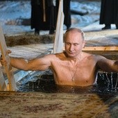 Władimir Putin zanurzył się w wodzie na Chrzest Pański