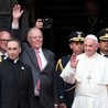 Papież Franciszek z prezydentem Pablo Kuczynskim (z wyciągniętą w górę ręką)