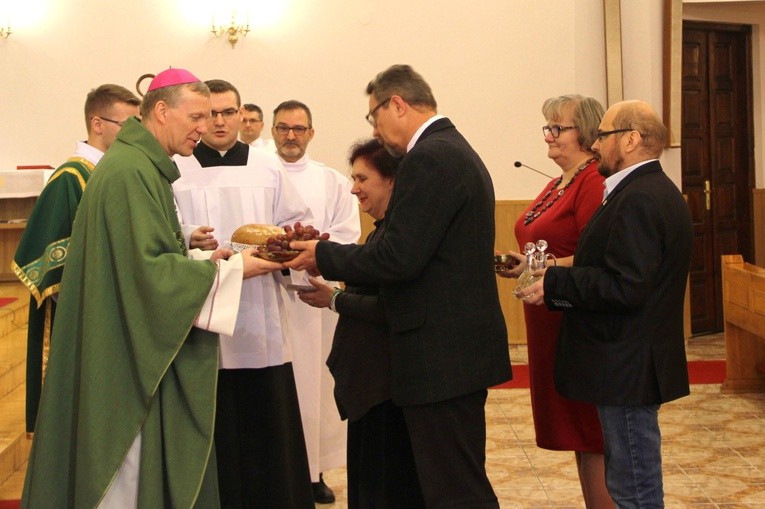 Procesja z darami. Dary ołtarza odbiera bp Piotr Turzyński