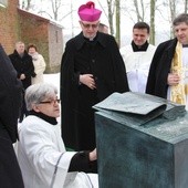 Ks. proboszcz Marek Podsiadlik wyjaśnia znaczenie pomnika Biblii