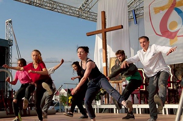 Patryk (pierwszy z prawej) współtworzył mini spektakl „Walka o pokój” na Diecezjalne Światowe Dni Młodzieży w Świebodzinie.