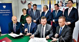 ▲	Moment podpisania umowy na budowę ostatnich dwóch z czterech odcinków drogi ekspresowej S7 na Mazowszu.