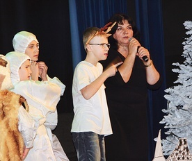 ▲	Młodzi aktorzy pomagali Beacie Zawadzkiej, nauczycielce muzyki, w uczeniu publiczności piosenki o piernikach.
