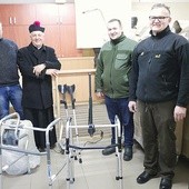 ◄	Przy rozładowaniu sprzętu byli (od lewej): ks. Robert Kowalski, ks. Kazimierz Chojnacki, ks. Tomasz Pastuszka i rycerz Kolumba Mariusz Mańturz.