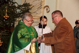 ▲	Kapłan został uhonorowany za pracę na rzecz lokalnej społeczności.