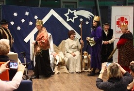 Jasełka, w wykonaniu seniorów z Domu Dziennego Pobytu z Centrum Caritas im. św. Siostry Faustyny w Rumi zostały nagrodzone gromkimi brawami