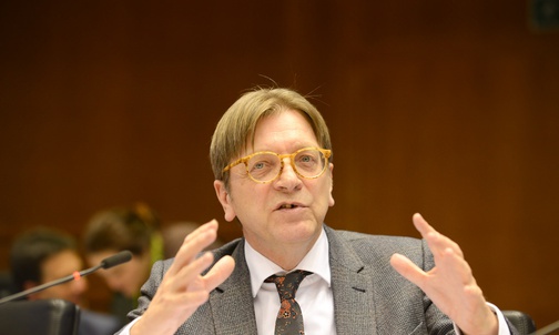 Po Marszu Niepodległości: Czarnoskóry Polak formalnie oskarżył Verhofstadta o zniewagę i zniesławienie. Ale Belg najpewniej uniknie odpowiedzialności