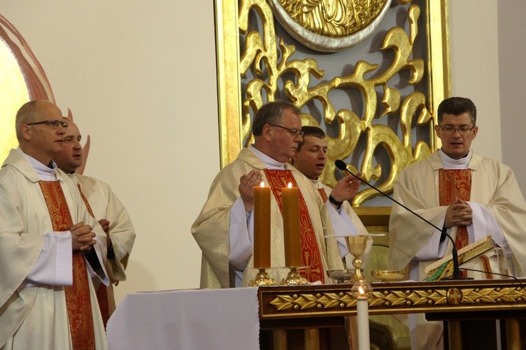 Eucharystii przewodniczył ks. Zbigniew Niemirski. Pierwszy z lewej ks. Jarosław Wojtkun