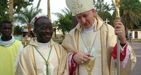 Biskup Jeż poleciał do Afryki