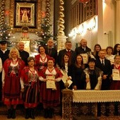 Dyplomy i nagrody laureatom wręczał m.in. ks. kan. Zbigniew Stanios, kustosz sanktuarium (czwarty z lewej w górnym rzędzie)