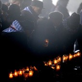 Modlitwy i hołd ofiarom w 73. rocznicę wyzwolenia Auschwitz 