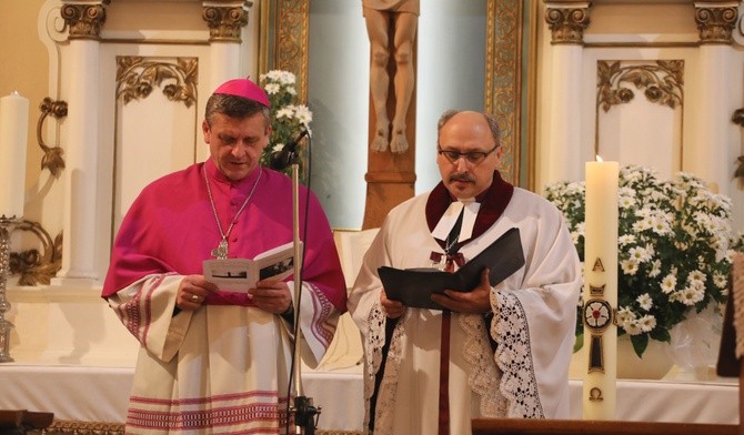 Na zakończenie nabożeństwa ekumenicznego biskupi: Roman Pindel i Adrian Korczago udzielili zgromadzonym w kościele błogosławieństwa